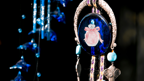 Ароматът като амулет: кои нотки носят късмет, любов и защита